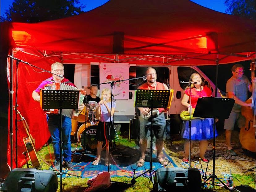 Koncert kapely pod stanem